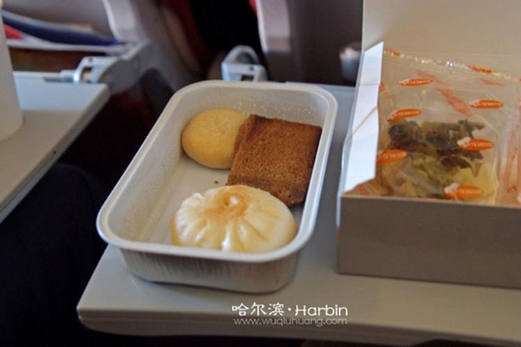可以携带面包上飞机吗（解答乘坐飞机时携带面包的规定和建议）