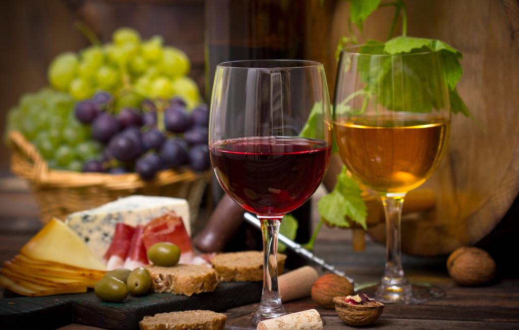 干白葡萄酒和干红葡萄酒的区别（干红和干白的区别是什么）
