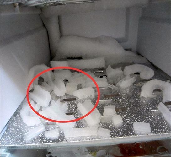 冰箱下面一滩水是什么原因（冰箱底部出现水渍的可能原因分析）