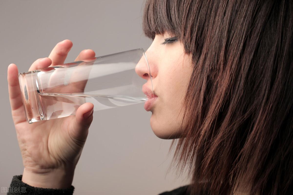 人一天需要喝多少毫升水（每人每天喝多少水最好）