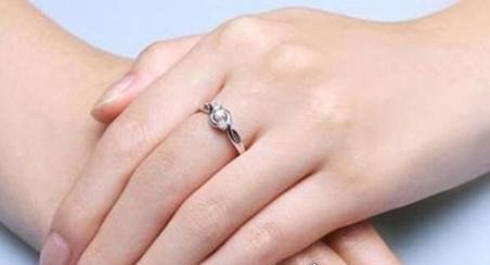 戒指戴食指的含义（解释不同手指佩戴戒指的代表意义）